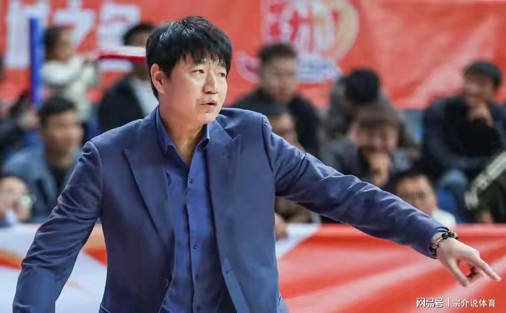 CBA又闹大笑话,裁判肆无忌惮太嚣张,逼得翻译扇嘴巴还被罚