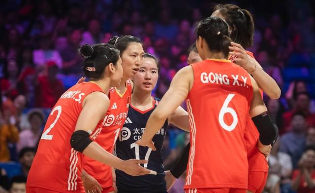 1752365853626064548.png 中国女排“让二追三”取三连胜 年轻队员获锻炼机会