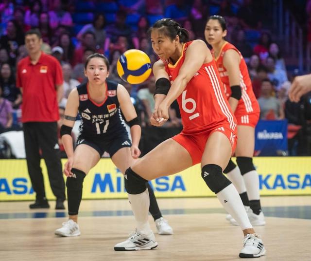 1752365901049040498.png 中国女排“让二追三”取三连胜 年轻队员获锻炼机会