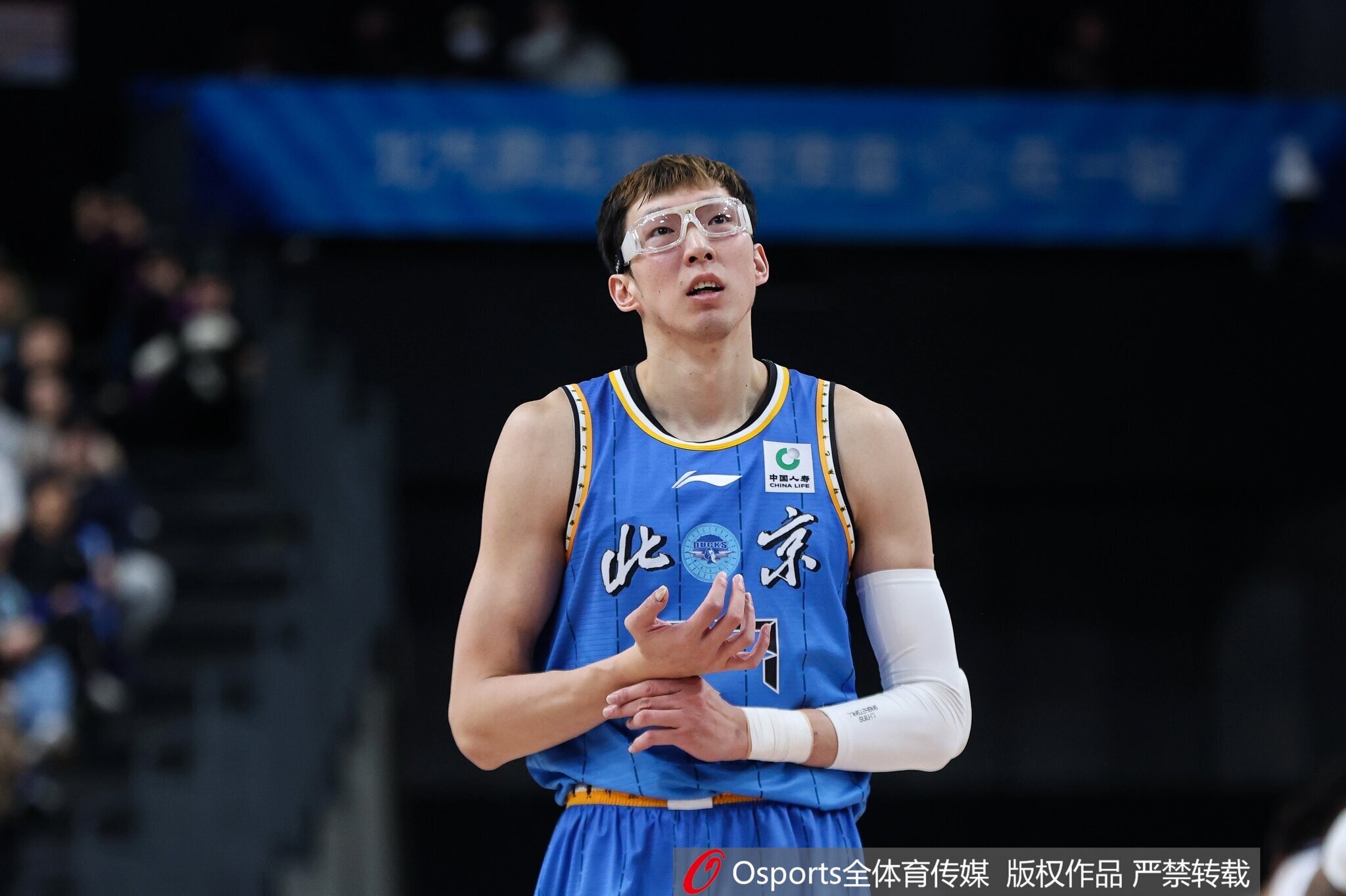 周琦半场进攻受限 两投全失仅靠罚球得一分 摘下五个篮板