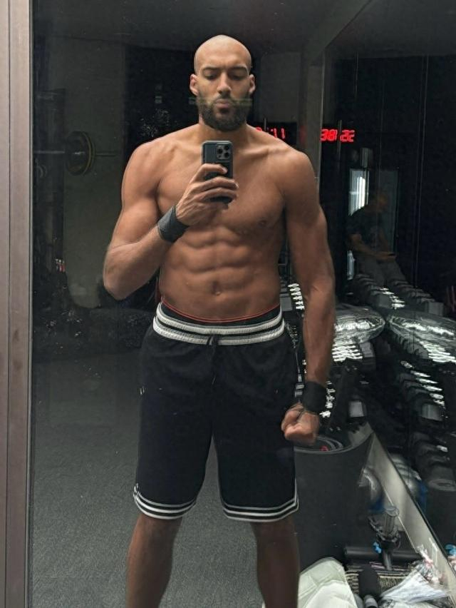 很皮！戈贝尔晒光头造型 前队友唐斯用法语打趣：兄弟你真秃啦？