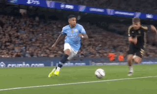 1729730031207038990.gif 哈兰德上演伊布式神仙球!曼城破曼联欧冠不败纪录