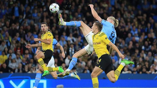 1729730773781051521.jpg 哈兰德上演伊布式神仙球!曼城破曼联欧冠不败纪录