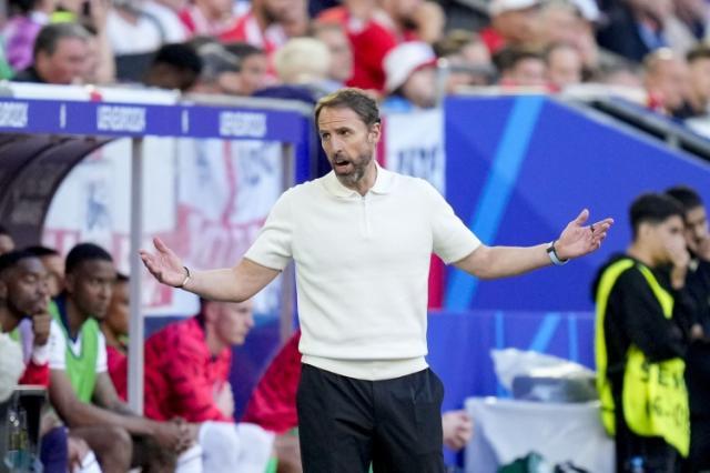 1721001728178094323.jpg 【早报】西班牙2比1英格兰,7场全胜再临欧洲之巅!