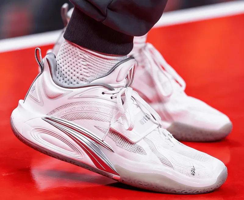 麦康奈尔穿着安踏KAI1,替补贡献23分8助攻4抢断