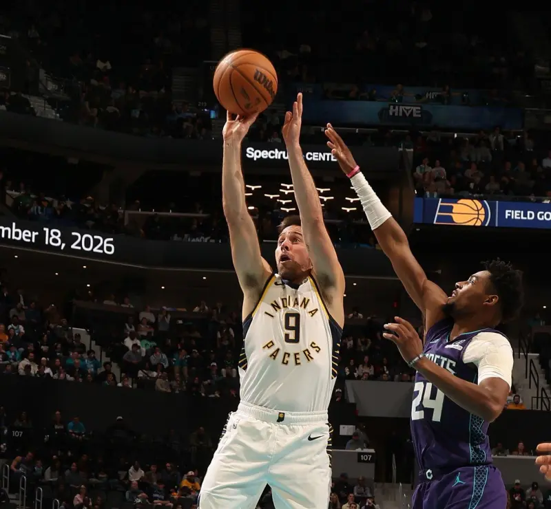 麦康奈尔穿着安踏KAI1,替补贡献23分8助攻4抢断