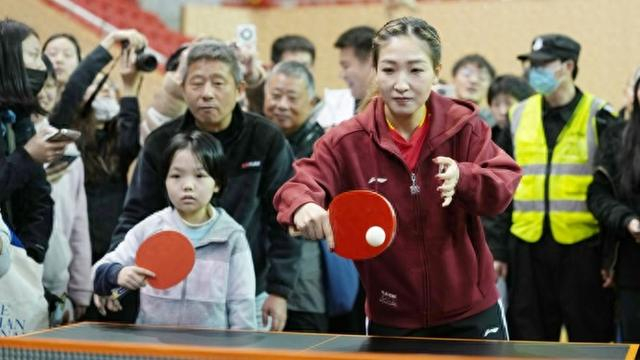 新民晚报红双喜杯开幕,奥运冠军刘诗雯和球友共享“乒乓年夜饭”|体育局|上海|国际乒联|乐融融|乒乓球_新浪体育_新浪新闻