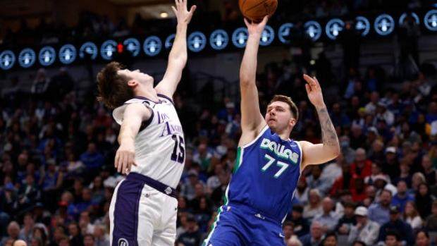 湖人连续三场比赛第三节崩溃，阵容残缺明眼人可见