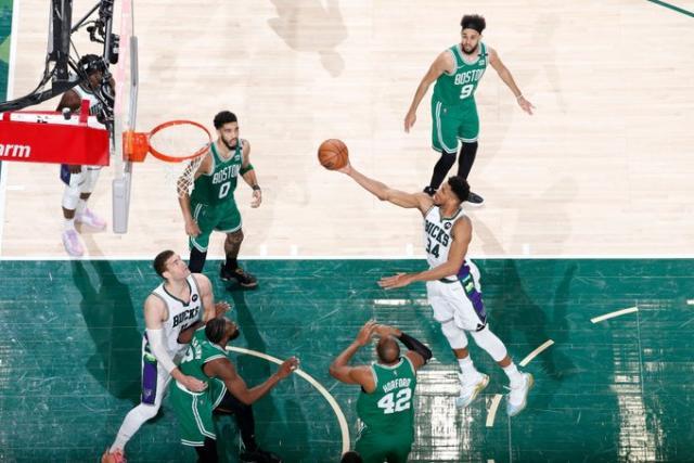 开云下载-高效轰下42分！字母哥状态反弹 成功保卫主场