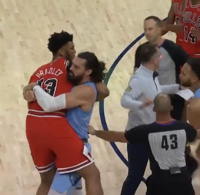 开云官网-灰熊轻取公牛重回胜利轨道 亚当斯轻松一抱抢戏