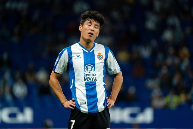 开云体育-武磊被孤立？媒评：射门能力不足 遭队友忽视不意外