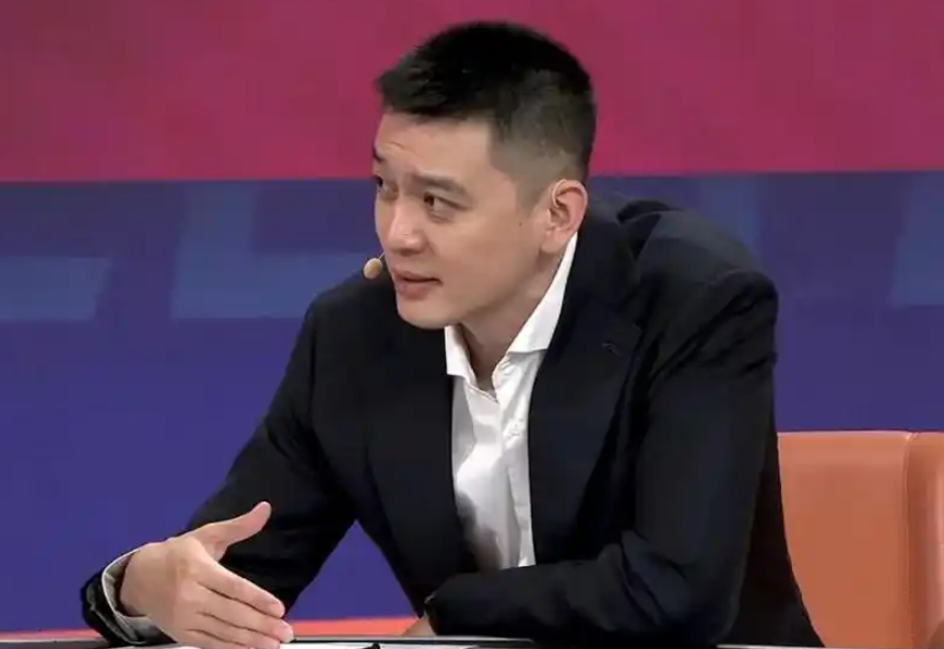开云下载-杨鸣离职后状态极佳，黑眼圈消失，解说完NBA还将参加杯赛开幕式
