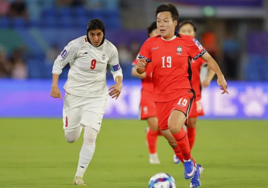 开云下载-女足亚洲杯争议一幕！伊朗女足赛前集体拒绝唱国歌，主帅面带微笑