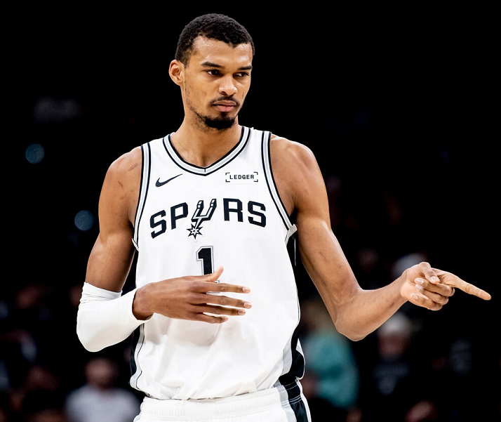 开云-32分12板8助2断4帽！文班亚马复制姚明神迹，战神卡要小心了