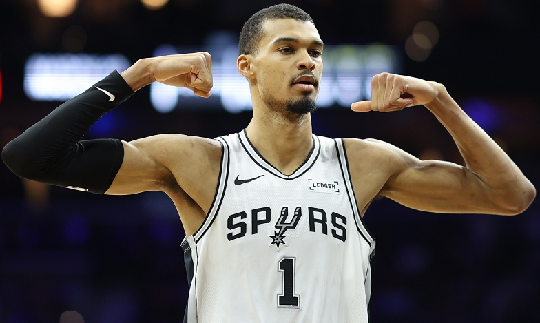 开云-32分12板8助2断4帽！文班亚马复制姚明神迹，战神卡要小心了